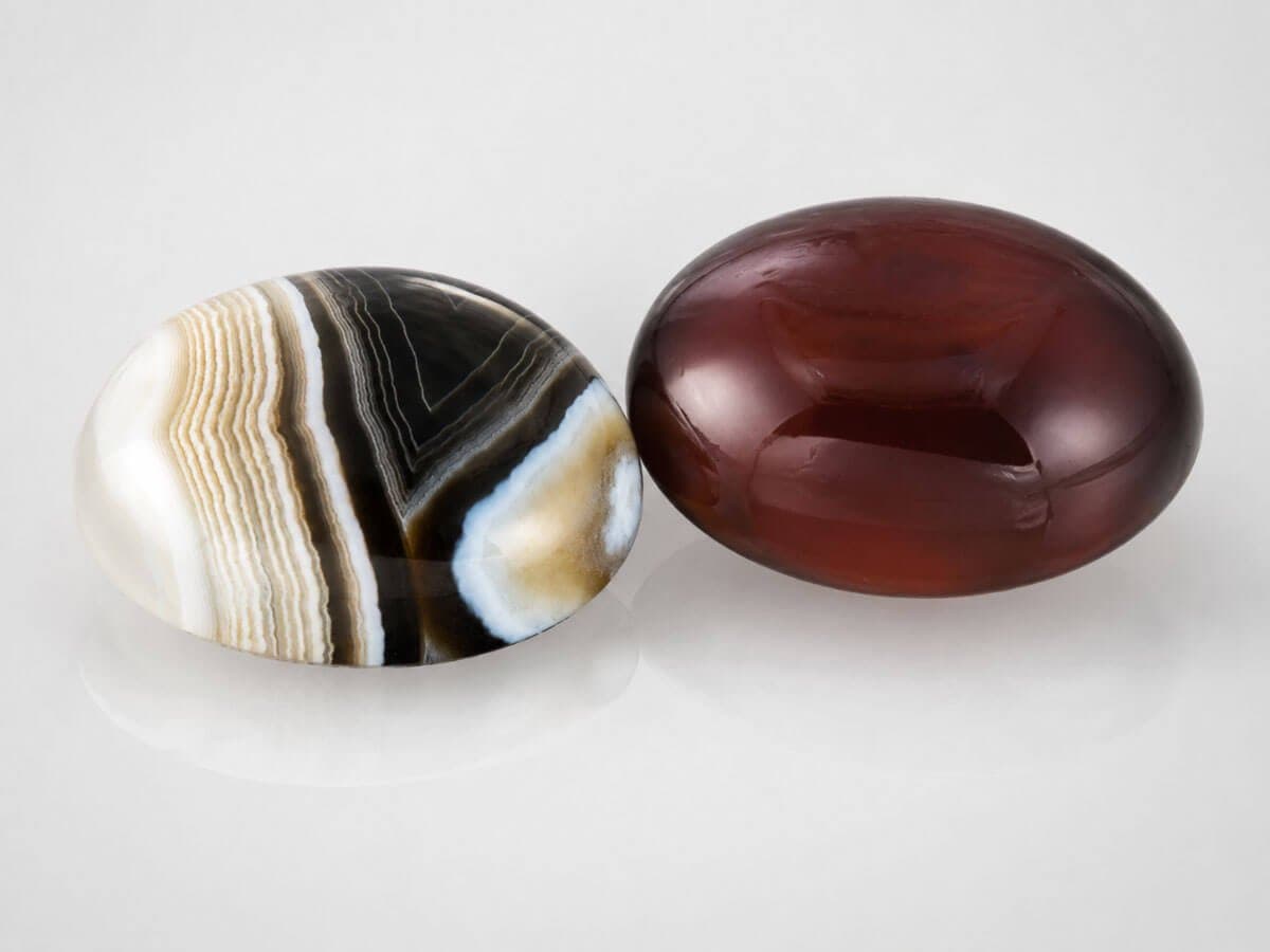 Banded Agate (Hakik) stone with natural protection layers.