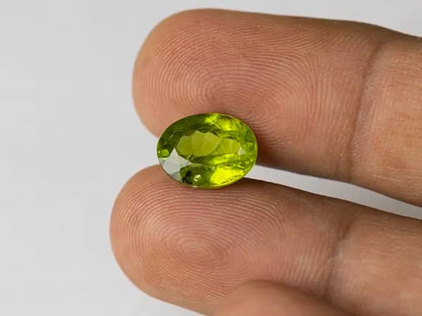 Peridot Stone 5.59 Carat (6.14 Ratti) - View #3