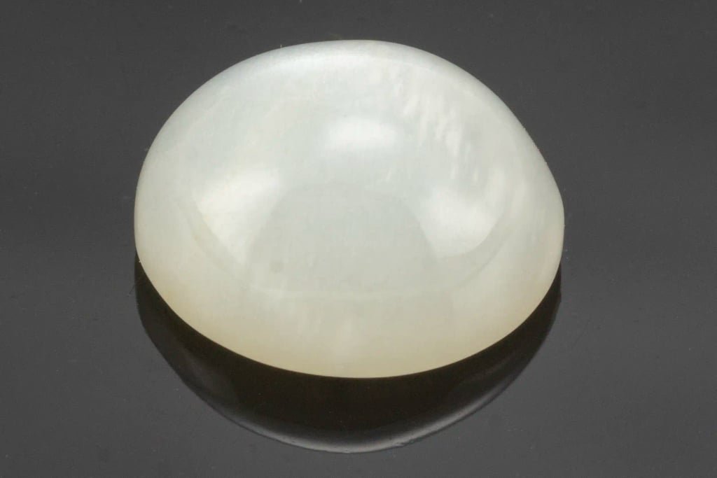 Natural Indian Moonstone (Chandramani) 4.45 Carat (4.89 Ratti) Oval Cabochon