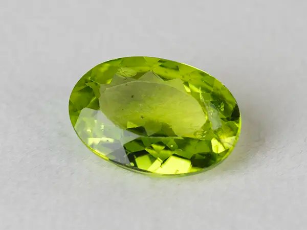 Natural Peridot Stone (Pakistan Sapat Valley) 4.53 Carat (4.98 Ratti) Oval Mix Cut