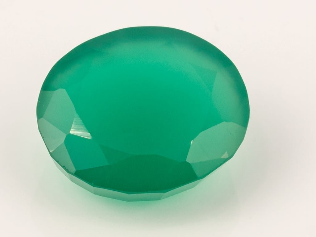 Green Onyx Stone Onex Ratna 6.68 carat, top view oval faceted