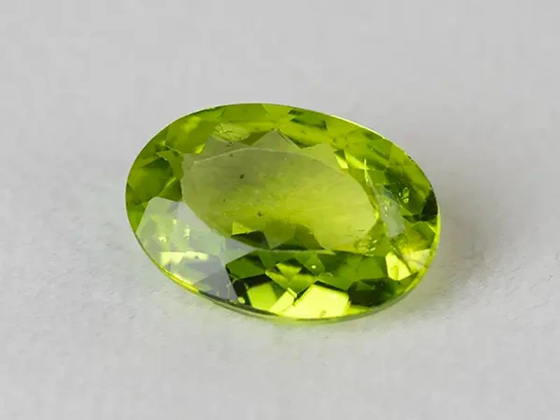 Natural Peridot Stone (Pakistan Sapat Valley) 4.53 Carat (4.98 Ratti) Oval Mix Cut