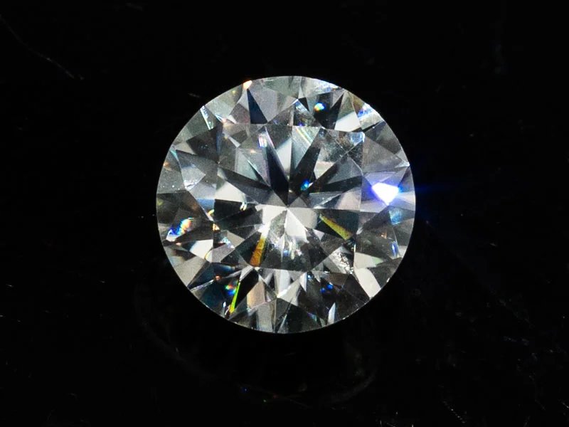 Lab-Grown Moissanite 1.24 Carat (7.00 mm) D colour VVS1 round brilliant cut displaying intense fire and scintillation
