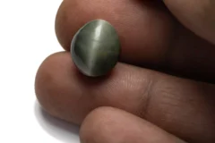 Catseye (Lahsuniya) 9.70 Carat/10.66 Ratti - Size Reference