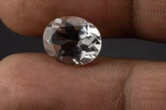 Crystal (Sfatik) 4.25 Carat / 4.67 Ratti - Size Reference