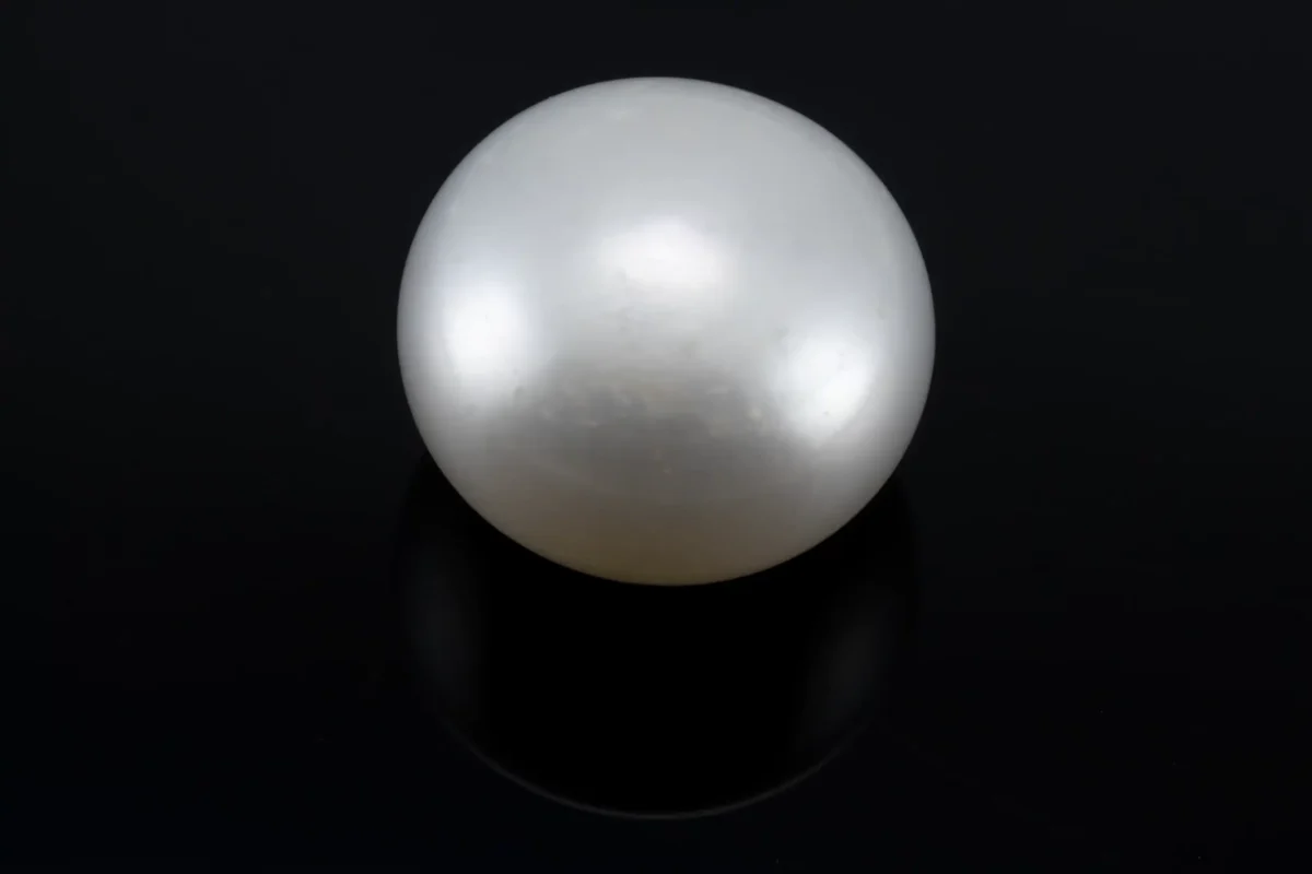 Radiant Cultured Pearl 8.60 Carat / 9.45 Ratti - Round Cut - Back View