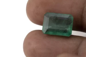 Natural Jambia Emerald (Panna) 7.82 Carat / 8.59 Ratti - Size Reference