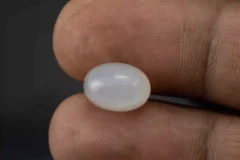 Moonstone (Chandramani) 5.12 Carat / 5.63 Ratti - Size Reference
