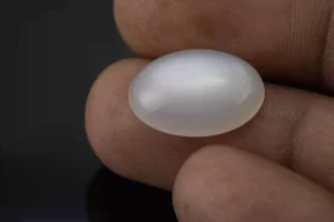 Moonstone (Chandramani) 5.46 Carat / 6.00 Ratti - Size Reference