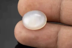Moonstone (Chandramani) 5.63 Carat / 6.19 Ratti - Size Reference