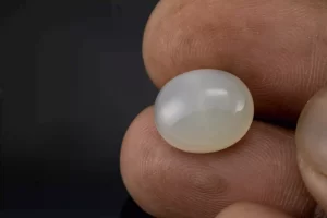 Moonstone (Chandramani) 6.17 Carat / 6.78 Ratti - Size Reference