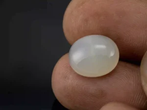 Moonstone (Chandramani) 6.17 Carat / 6.78 Ratti - Size Reference