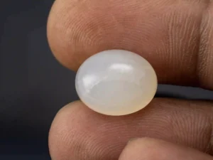 Moonstone (Chandramani) 8.03 Carat / 8.82 Ratti - Size Reference