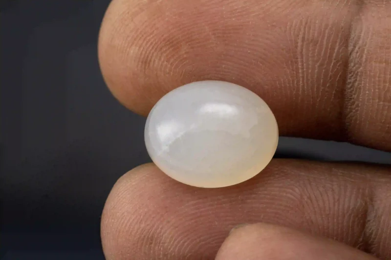 Moonstone (Chandramani) 8.03 Carat / 8.82 Ratti - Size Reference