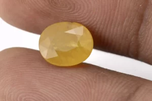 Natural Nizerian Yellow Sapphire 3.30 Carat / 3.63 Ratti Size Reference