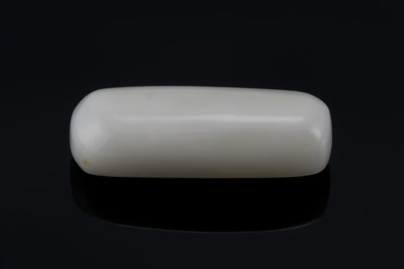 White Coral Stone 5.66 Ratti - 5.15 Carat Safed Moonga Front View