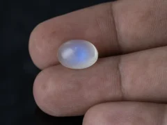 Natural Blue Moonstone Chandramani 5.62 Carat (6.18 Ratti) – In palm