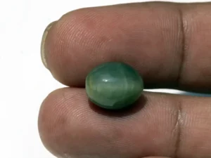 Natural Quartz Cat’s Eye Gemstone (Lahsuniya Ratna) – 7.10 Carat (7.80 Ratti) - in palm