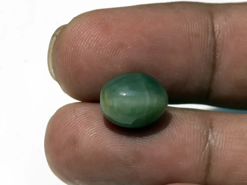 Natural Quartz Cat’s Eye Gemstone (Lahsuniya Ratna) – 7.10 Carat (7.80 Ratti) - in palm