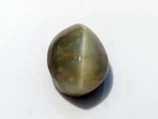 Natural Quartz Cat’s Eye Gemstone (Lahsuniya Ratna) – 7.60 Carat (8.35 Ratti) - front view