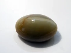 Natural Quartz Cat’s Eye Gemstone (Lahsuniya Ratna) – 7.60 Carat (8.35 Ratti) - side view