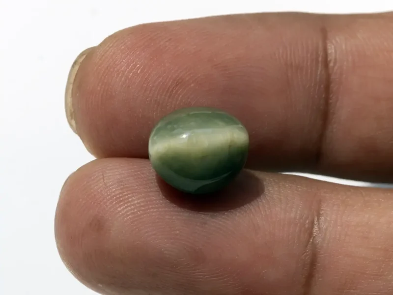 Natural Quartz Cat’s Eye Gemstone (Lahsuniya Ratna) – 7.75 Carat (8.52 Ratti) - in palm