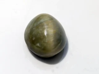 Natural Quartz Cat’s Eye Gemstone (Lahsuniya Ratna) – 8.35 Carat (9.17 Ratti) - front view
