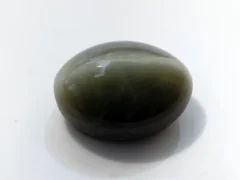 Natural Quartz Cat’s Eye Gemstone (Lahsuniya Ratna) – 8.65 Carat (9.50 Ratti) - side view