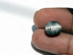 Natural Quartz Cat’s Eye Gemstone (Lahsuniya Ratna) – 8.72 Carat (9.58 Ratti) - in palm