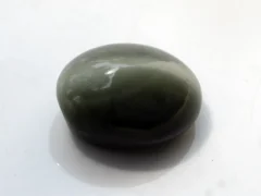 Natural Quartz Cat’s Eye Gemstone (Lahsuniya Ratna) – 9.10 Carat (10.00 Ratti) - side view