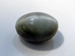 Natural Quartz Cat’s Eye Gemstone (Lahsuniya Ratna) – 9.50 Carat (10.44 Ratti) - side view