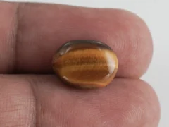 Natural Tiger Eye Stone 5.91 Carat (6.49 Ratti) – In hand