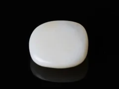 Back view of a 4.80 Carat (5.27 Ratti) natural opal gemstone