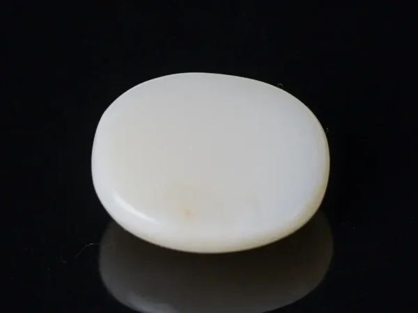 Back view of an 7.29 Carat (8.01 Ratti) natural opal gemstone