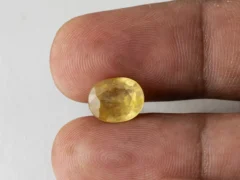 Side view of a 4.68 ratti oval pukhraj stone