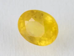 Side view of a 5.12 ratti original pukhraj stone