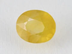 Side view of a 7.68 ratti original pukhraj stone