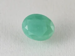 Brazilian Emerald 4.1 Carat (4.51 Ratti) Panna Stone top view, vivid green oval — Sapota