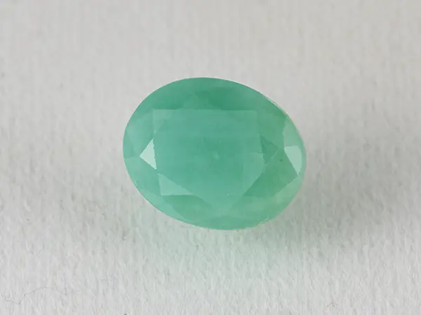 Brazilian Emerald 4.1 Carat (4.51 Ratti) Panna Stone — Sapota 1 Brazilian Emerald 4.1 Carat (4.51 Ratti) Panna Stone top view, vivid green oval — Sapota