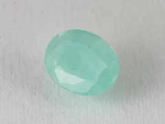 Brazilian Emerald 4.65 Carat (5.11 Ratti) Panna Stone top view — Sapota, vivid green oval