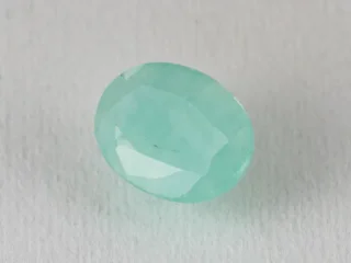 Brazilian Emerald 4.65 Carat (5.11 Ratti) Panna Stone top view — Sapota, vivid green oval