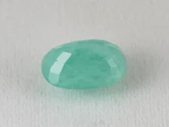 Natural Panna with even green tone; 13.9 × 9.1 × 6.6 mm