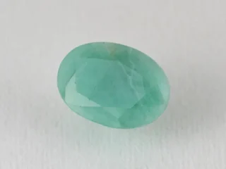 Brazilian Emerald 6.1 Carat (6.70 Ratti) Panna Stone top view — Sapota, vivid green oval