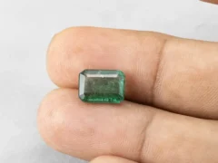 4.32 carat emerald in hand 11.5×8.4×4.7 mm
