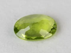 Peridot Stone 4.53 Carat (4.98 Ratti) back view with pavilion facets and symmetry