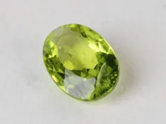Peridot Stone 4.53 Carat (4.98 Ratti) side profile showing crown height and depth