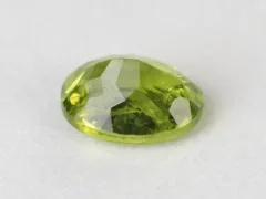 Peridot Stone 5.2 Carat (5.71 Ratti) pavilion facets and symmetry view