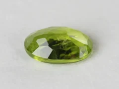 Peridot Stone 5.94 Carat (6.53 Ratti) back view with pavilion facets and symmetry