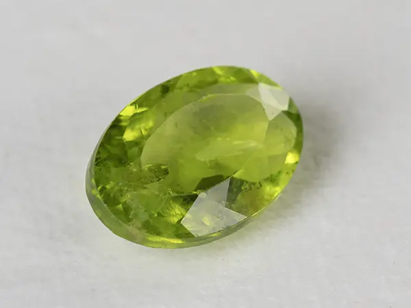 Peridot Stone 5.94 Carat (6.53 Ratti) 2 Peridot Stone 5.94 Carat (6.53 Ratti) side profile showing depth and crown-to-pavilion balance