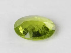 Peridot Stone 5.94 Carat (6.53 Ratti) back view with pavilion facets and symmetry